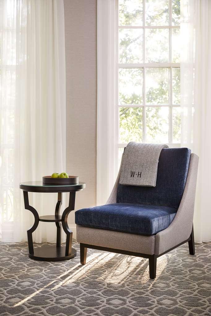 The Whitney Hotel Boston Pokój zdjęcie A chair with a throw