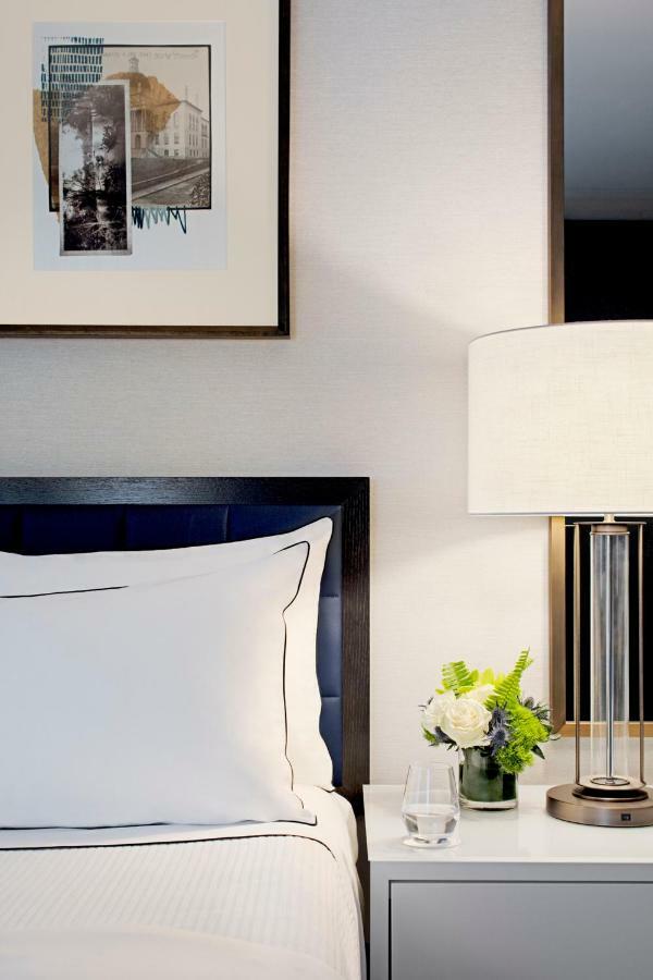 The Whitney Hotel Boston Zewnętrze zdjęcie A bed with a lamp