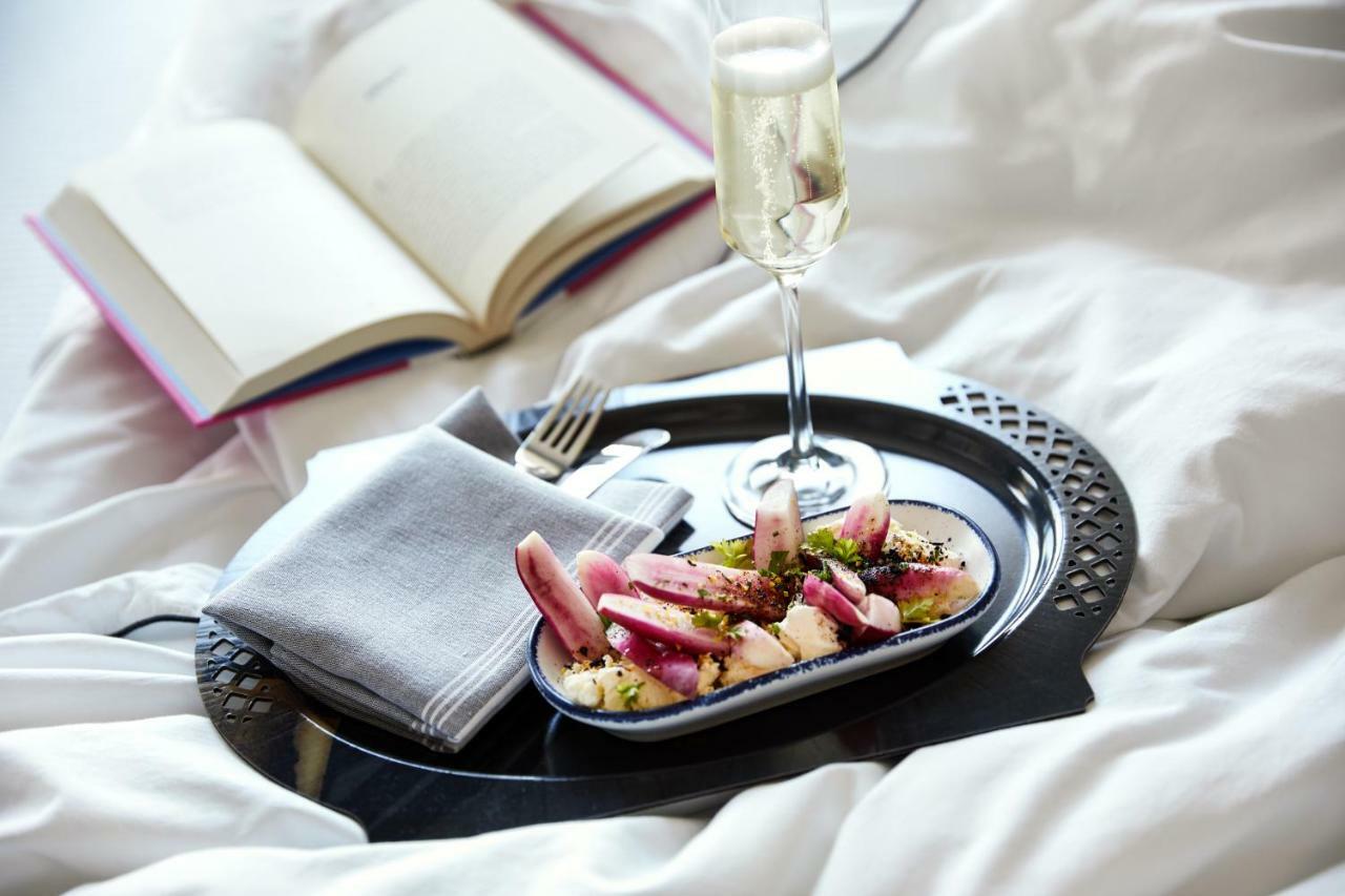 The Whitney Hotel Boston Zewnętrze zdjęcie A tray of food and drink