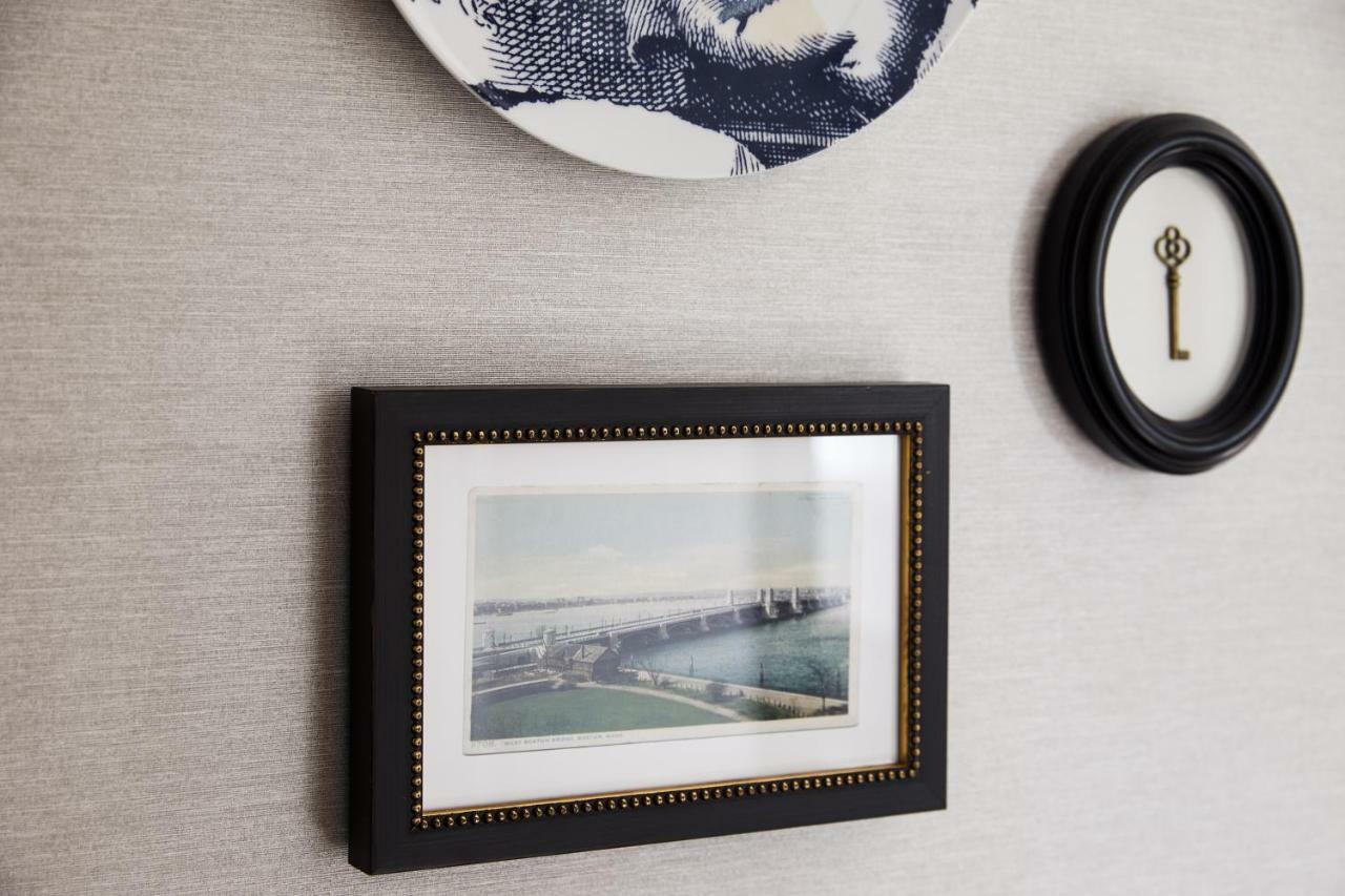 The Whitney Hotel Boston Zewnętrze zdjęcie A photograph of the Golden Gate Bridge, framed and mounted on a wall
