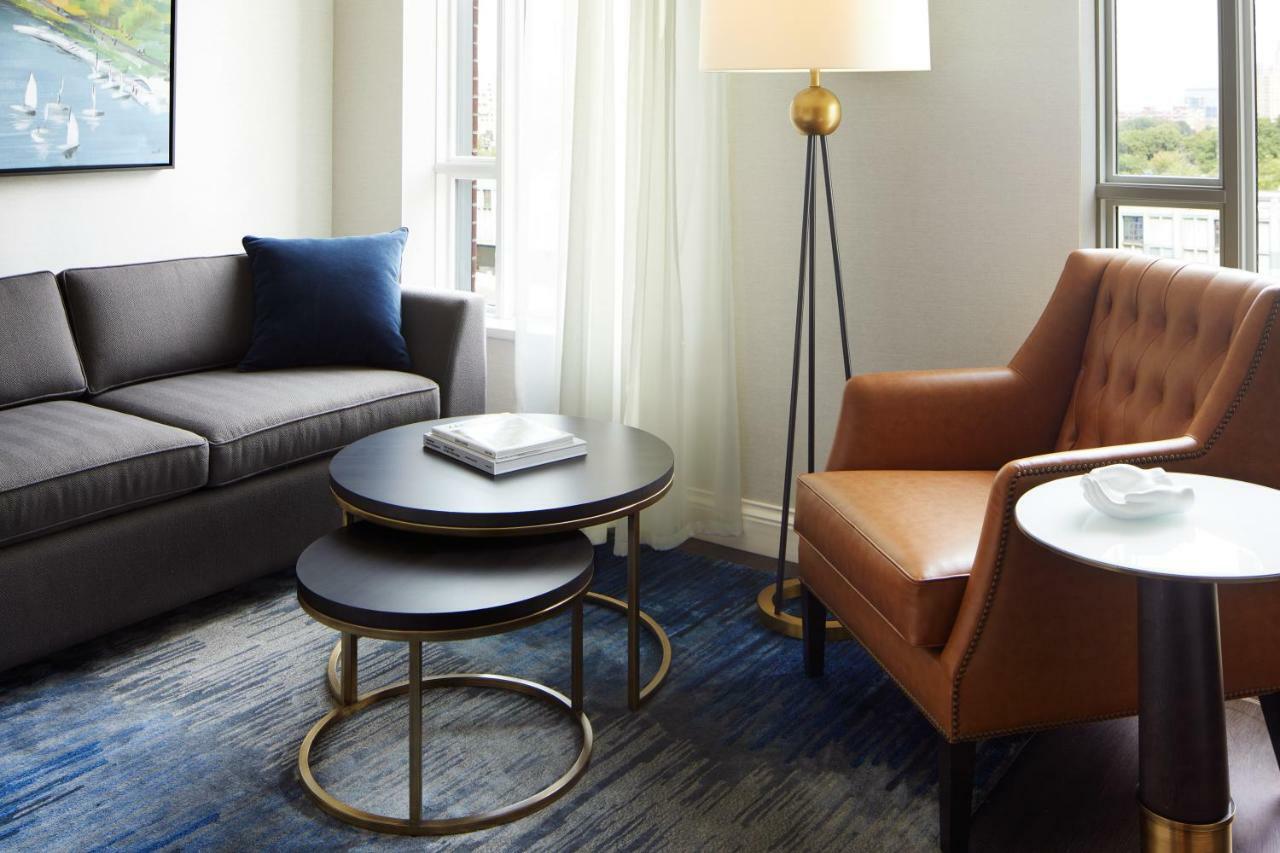 The Whitney Hotel Boston Zewnętrze zdjęcie A living room at the Hotel Commonwealth