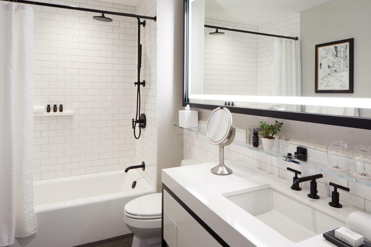 The Whitney Hotel Boston Zewnętrze zdjęcie A bathroom with a shower curtain
